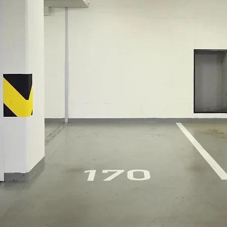 With Free Parking In Apartment *