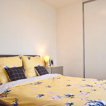 Apartment With Free Parking In