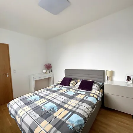 With Free Parking In Apartment Prague